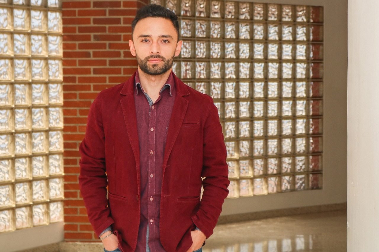 Retrato de Daniel Riaño con chaqueta roja